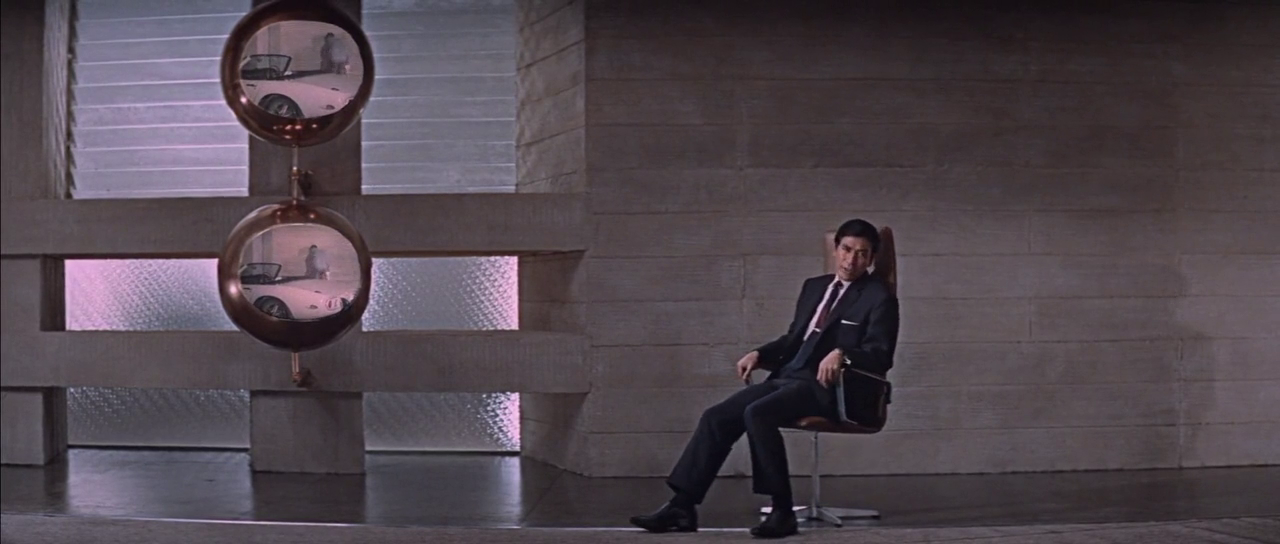 Tiger Tanaka i Arne Jacobsens Ovford-stol